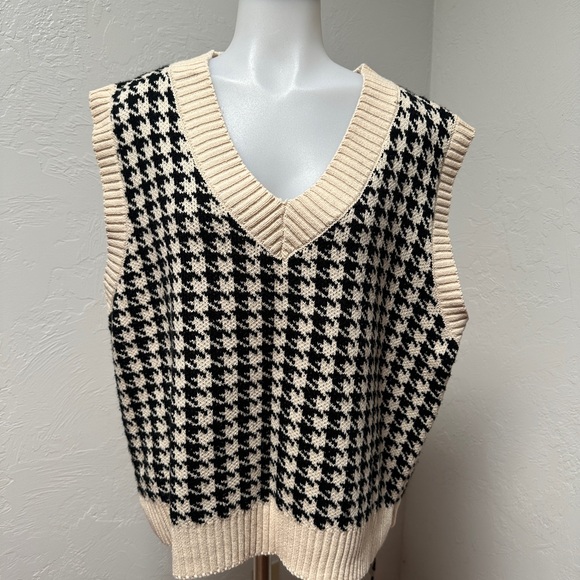 Sweaters - Houndstooth sweater vest